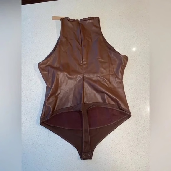 Skims Faux Leather Crew Neck Bodysuit Sleeveless Pullover Cocoa Kim Kardashian - Picture 5 of 9